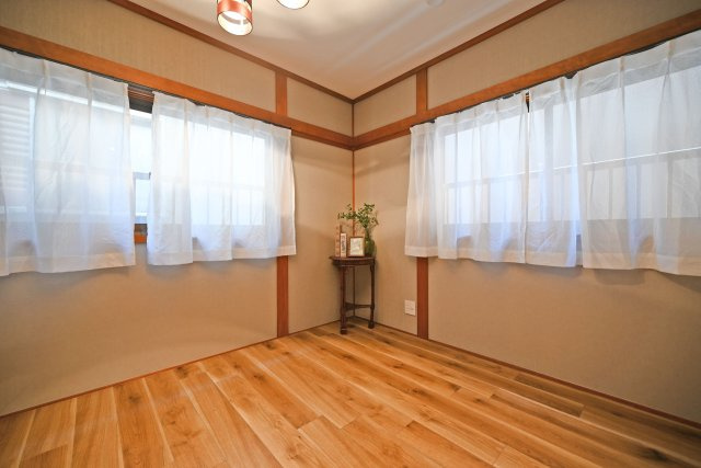 大阪市淀川区田川北1丁目中古一戸建て│4DK＋駐車1台可の洋室|洋室約5.5帖
2面に窓を設けた洋室は、自然光を取り込みやすく、風通しの良さも魅力。心地よい風を感じながら過ごせるお部屋です。