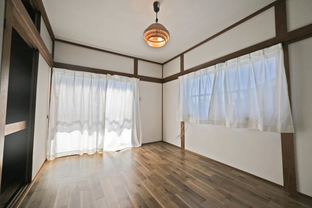 大阪市淀川区田川北1丁目中古一戸建て│4DK＋駐車1台可の寝室|洋室約6帖
ベッドや収納家具を配置してもゆとりがあり、快適にお使いいただける居室です。こちらの居室からは、バルコニーへ直接出入りいただけます。