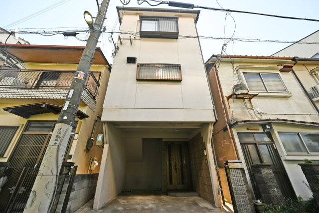 大阪市淀川区田川北1丁目中古一戸建て│4DK＋駐車1台可の外観|阪急神戸線・京都線「十三」駅から徒歩14分の立地にございます。南向きの2階リビングは、明るい陽射しと心地よい風を感じながら過ごせる、快適な住空間です。