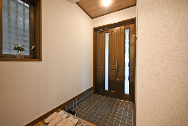 大阪市淀川区田川北1丁目中古一戸建て│4DK＋駐車1台可の玄関|使い勝手の良い広さを確保した玄関は、靴の脱ぎ履きもスムーズに行えます。