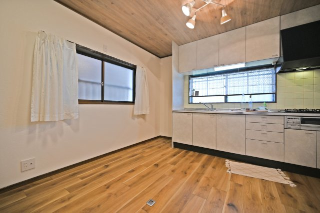 大阪市淀川区田川北1丁目中古一戸建て│4DK＋駐車1台可のキッチン|DK約7.25帖
住まいの中心となる2階ダイニング・キッチンは、家族が顔を合わせる機会も増えそうな空間。日々のコミュニケーションを大切にしたいご家庭にもおすすめです。