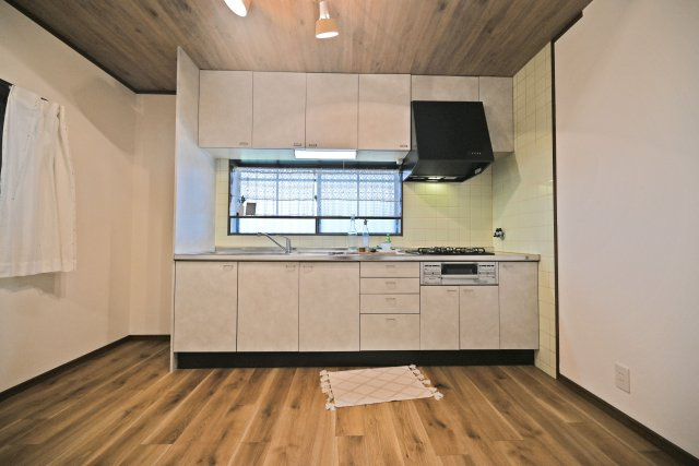 大阪市淀川区田川北1丁目中古一戸建て│4DK＋駐車1台可のキッチン|壁付タイプのキッチンで作業に集中できるので、毎日の調理も快適に行えます。