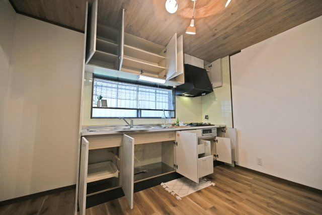 大阪市淀川区田川北1丁目中古一戸建て│4DK＋駐車1台可のキッチン|上部・下部に収納を確保しているため、使い勝手よく調理が行えます。