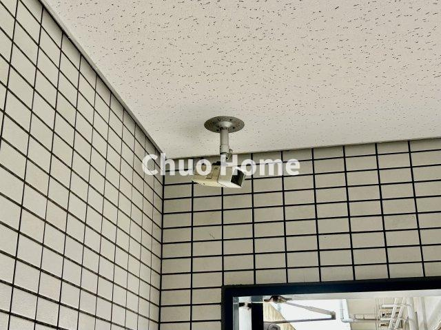 ペルレ五反野の防犯設備|【防犯カメラ】何かあった時の大事な証拠になることももちろんなりますが、防犯というくらいですので大事なのは防犯カメラがあることによって抑止力につながることですよね。