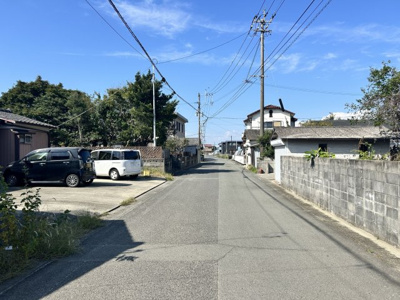 【前面道路含む現地写真】 | 蔵満売家 | 日当たりと開放感をしっかり確保できる幅広道路