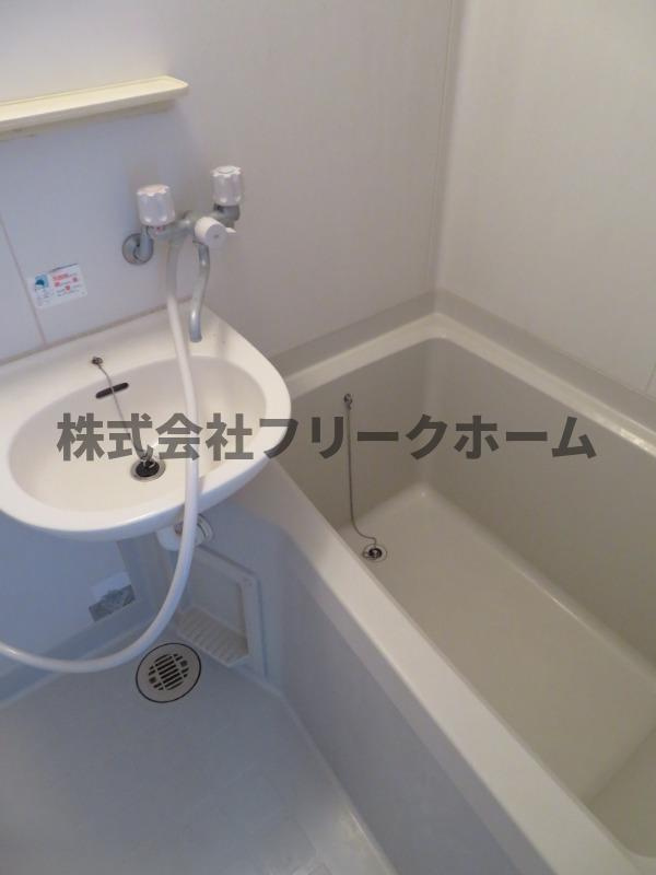 小金井市東町１丁目のアパートの洗面所