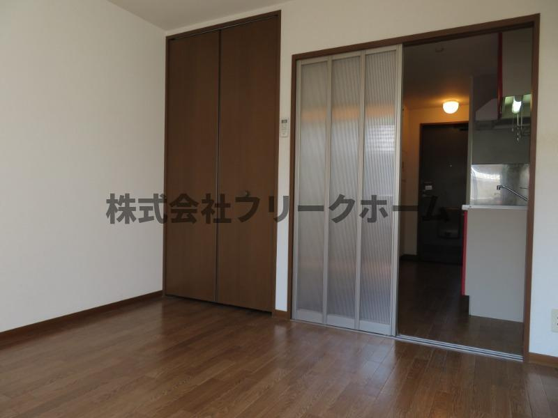 小金井市東町１丁目のアパートの居間・リビング