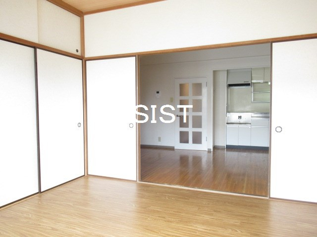 ロイヤルハイツ橋本マンションの洋室