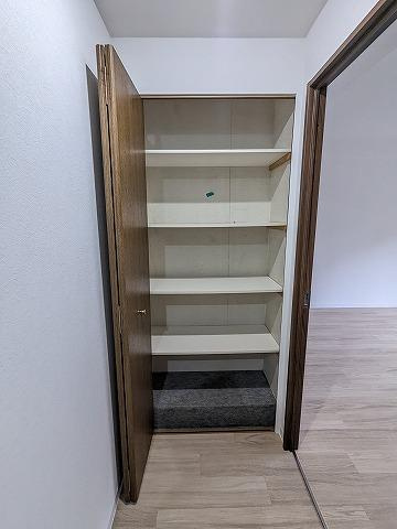 コモンシティ星田ヴェルデヒルズ1番館の収納|廊下の収納
■物件内覧・資金計画相談・住宅ローン相談、リフォーム相談、お問合せ受付中■
※当日・翌日のご内覧、ご相談はお電話でのお問合せがスムーズです！
