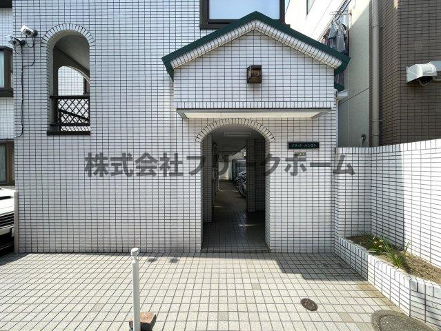武蔵野市境南町３丁目の賃貸マンションのエントランス