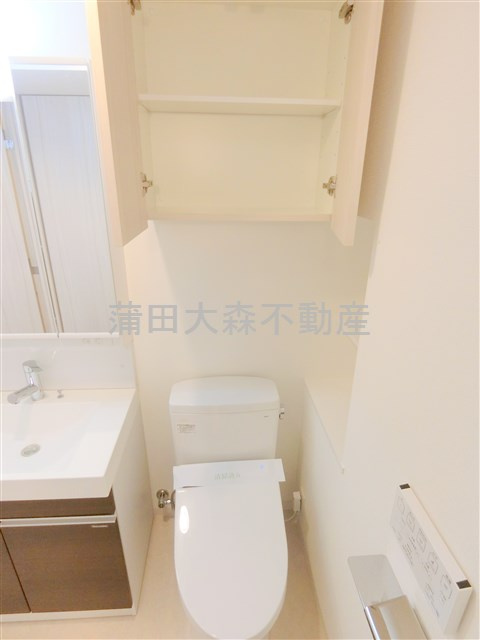 HY's flatハイズフラット糀谷のトイレ|棚収納と温水洗浄便座付きのトイレ