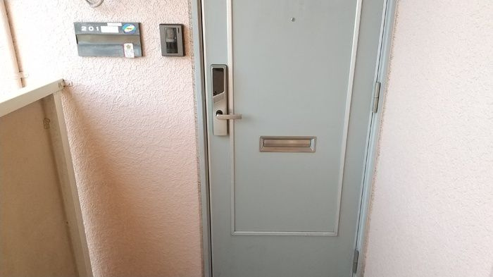 フレシュール・ドゥ・アビタシオン　Ｂ棟の玄関