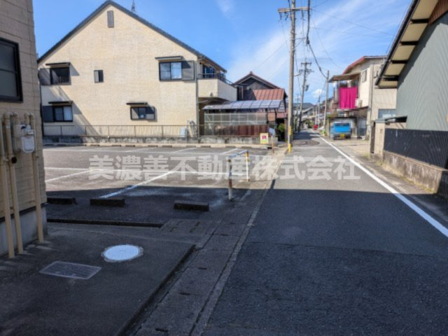 ６７５４０　岐阜市鏡島精華土地の前面道路含む現地写真