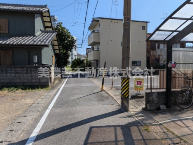 ６７５４０　岐阜市鏡島精華土地の前面道路含む現地写真