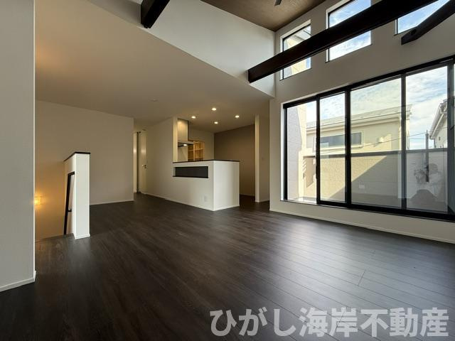 茅ヶ崎市西久保　新築戸建　全４棟の居間・リビング|18.9帖　勾配天井のLDK