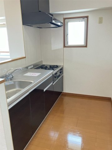 レジデンス東櫛原のキッチン|二口コンロ付きのカウンターキッチンで、毎日の料理もはかどります