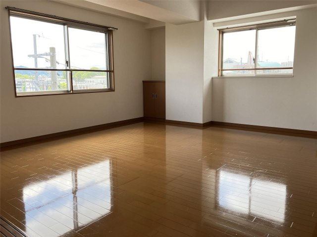 レジデンス東櫛原の内装|窓が二か所あるので、開放的な空間です