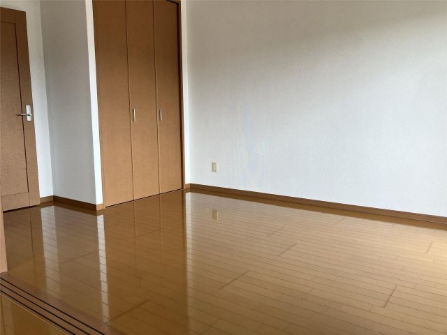 レジデンス東櫛原のその他|8帖の洋室です