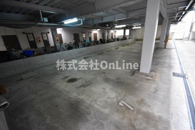 東大阪市吉田２丁目の賃貸マンションの駐車場