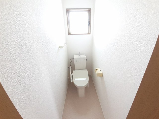 落ち着いた色調のトイレです