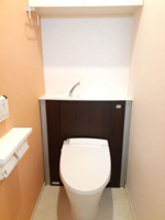 落ち着いた色調のトイレです