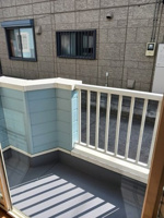 暖かな日差しのふりそそぐバルコニー