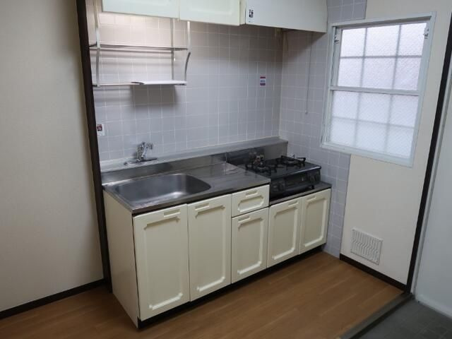 厚木市旭町５丁目のアパートのキッチン