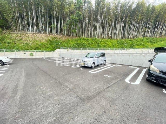 シャーメゾンオルテンシアの駐車場