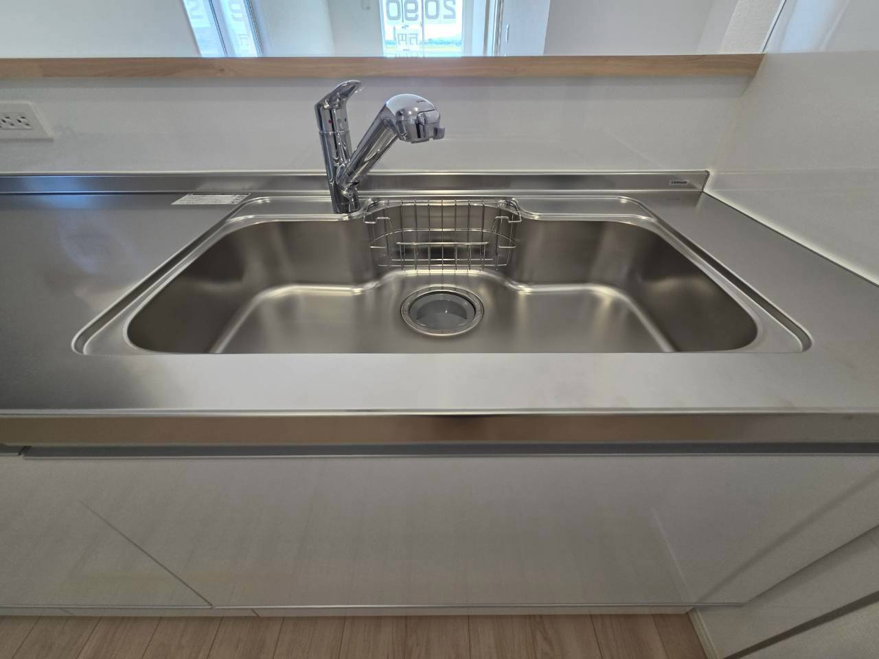 秋田市仁井田二ツ屋第1のキッチン|浄水器付き水栓を採用！毎日の料理や飲み水にも便利です♪
