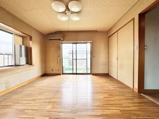 磐田市堀之内の洋室|2階 8帖の洋室です。只今、リフォーム中ですがクロスや天井、建具交換などを行いますので安心です！