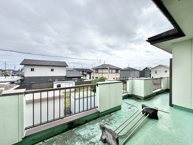 磐田市堀之内のバルコニー|広々としたバルコニー☆晴れた日には、沢山のお洗濯物や家族全員分のお布団を、気持ち良く干せますね♫