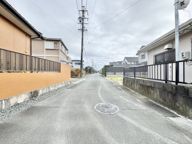 磐田市堀之内の前面道路含む現地写真|物件前道路になります。車通りが少なく、安心して車道に出られます。