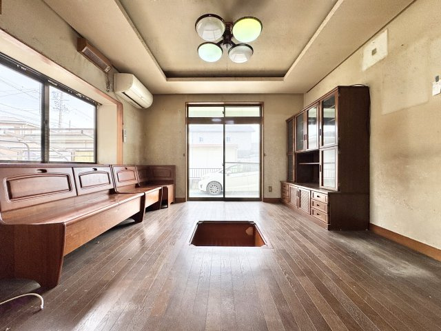 磐田市堀之内の居間・リビング|8帖のリビングになります。只今リフォーム中ですが、大きな窓からは沢山の陽射しが入り、明るい空間になるお部屋です！