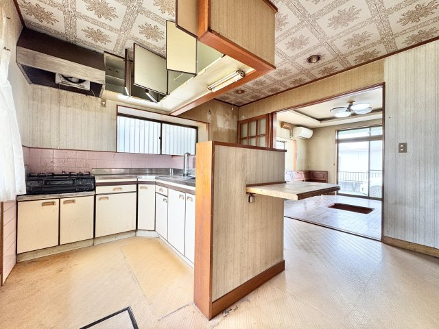 磐田市堀之内のキッチン|キッチンになります。只今リフォーム中ですが、明るいキッチンでリフォーム後にどんなキッチンになるか楽しみですね☆