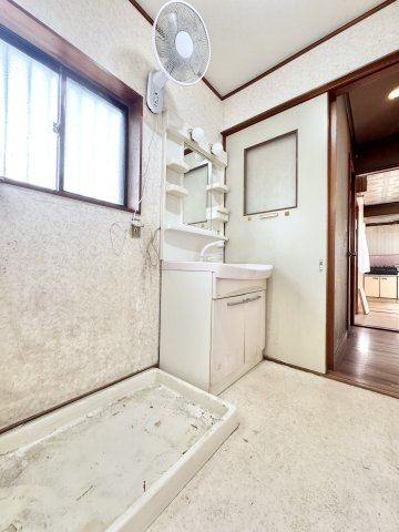 磐田市堀之内の洗面所|洗面と脱衣所になります。只今リフォーム中ですが、洗面台は新品交換予定です！