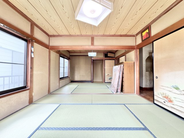 磐田市堀之内の和室|1階 続き和室になっており、畳の表替えや襖貼替も行います。親戚が集まる時に活躍する和室ですね！