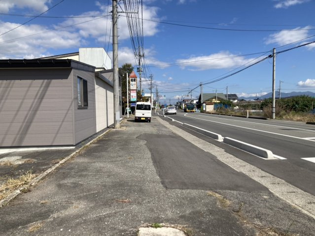 西根字石川西　売地の前面道路含む現地写真