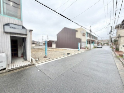 【前面道路含む現地写真】 | 昭和通２丁　新築分譲住宅 | 【全棟ＬＤＫ約２０帖以上】プライバシーを守る２階リビングです♪居心地良く、ご家族皆がゆったり寛げる憩いの空間となりそうです♪