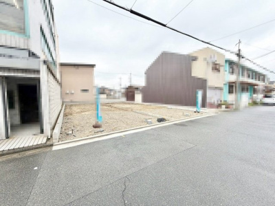 【前面道路含む現地写真】 | 昭和通２丁　新築分譲住宅 | 【システムキッチンです】３口コンロ・浄水器付きの付きやすいシステムキッチンです！毎日のお料理も楽しくできますね！