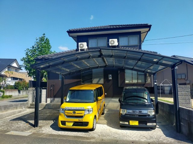 大潟町美崎が丘戸建の駐車場|前面道路から