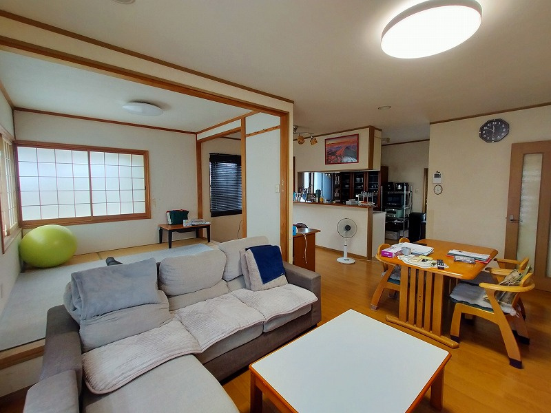大潟町美崎が丘戸建の居間・リビング|LDK