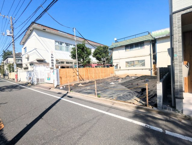 中野区野方5丁目　建築条件無し売地　全2区画の前面道路含む現地写真