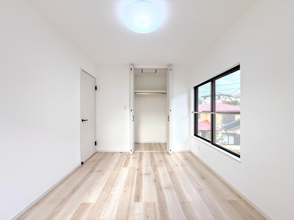港南区港南台8丁目　中古戸建て　第1の洋室|◆子どものスタディ空間として、あるいは書斎やホビールームとして生活スタイルに合わせて使えるプライベートルーム。居心地のいい落ち着いたインテリアが似合います。