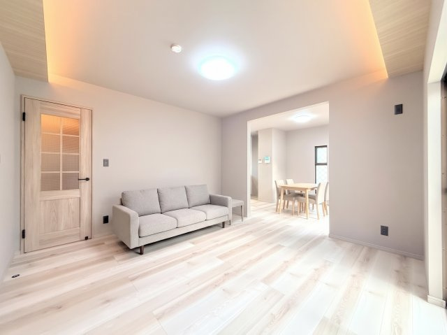 港南区港南台8丁目　中古戸建て　第1の居間・リビング|◆ご家族の会話がはずむ、開放的なＬＤＫです。休日はお陽さまの光をたっぷりととりこめるぽかぽかリビングで過ごしませんか？(家具はイメージです)