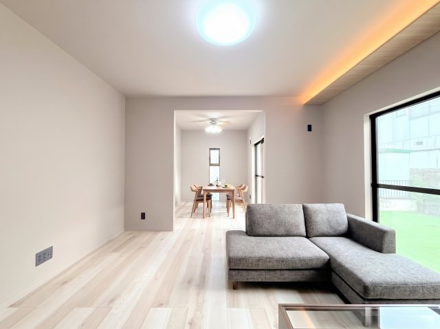 港南区港南台8丁目　中古戸建て　第1の居間・リビング|◆家族で食卓を囲むダイニングスペースと、ソファでゆったりくつろぐリビングスペースがしっかり区切られているので家具の配置や用途を使いわけしやすいです。(家具はイメージです)