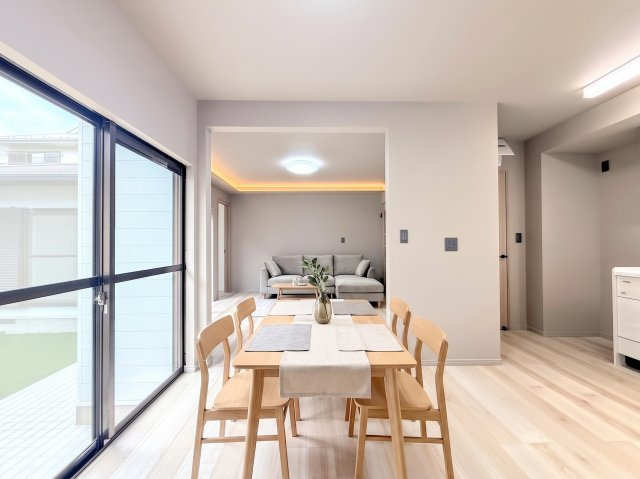 港南区港南台8丁目　中古戸建て　第1の居間・リビング|◆一家だんらんのスペースとなるＬＤＫ。窓から明るい光が差し込み、思わず家族の会話も弾む快適な空間。(家具はイメージです)