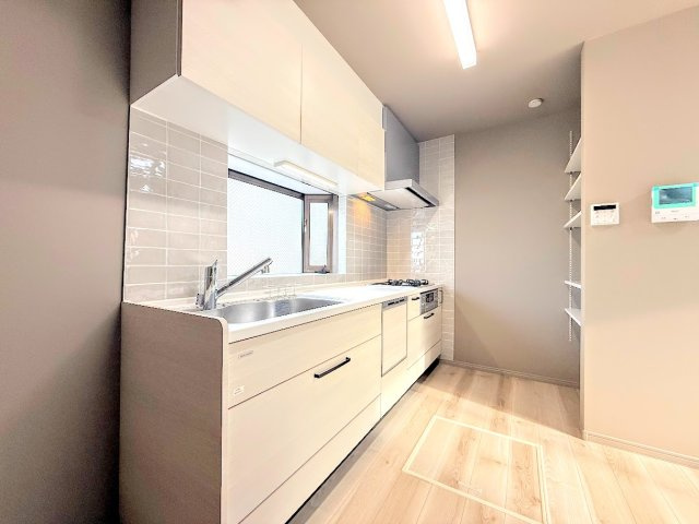 港南区港南台8丁目　中古戸建て　第1のキッチン|◆キッチンからダイニングやリビングが見渡せるキッチン。料理をしながら家族とコミュニケーションをとれるだけでなく、大きな開放感も得られることができます。