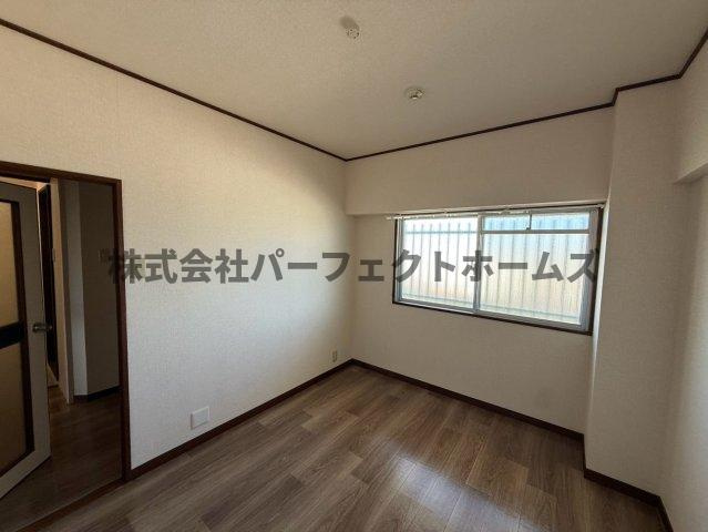 家具町ハイツの洋室|落ち着いた色調の洋室です