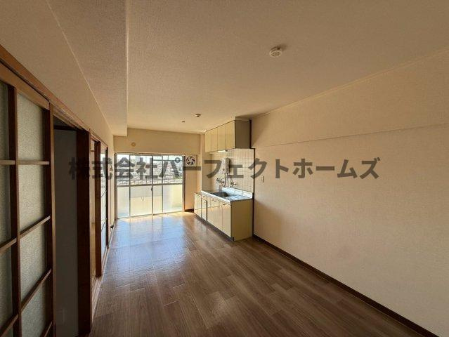 家具町ハイツの居間・リビング|こちらの居間で趣味の時間をお楽しみください
