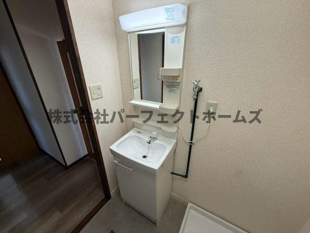 家具町ハイツの独立洗面台|朝の身支度には欠かせない独立洗面化粧台